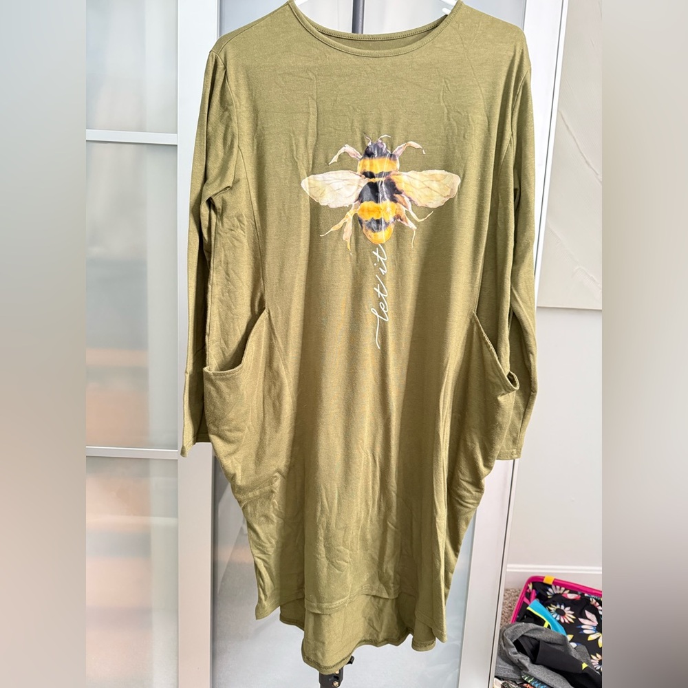 ⚠️‼️Olive Green and coral Dress set with Bee Graphic and side pockets ‼️⚠️